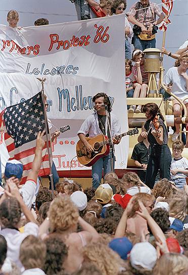 После того как рок-н-ролл стал более политизированным, музыку стали воспринимать как протест. Зачастую музыканты выступали на митингах, стачках и акциях протестов
