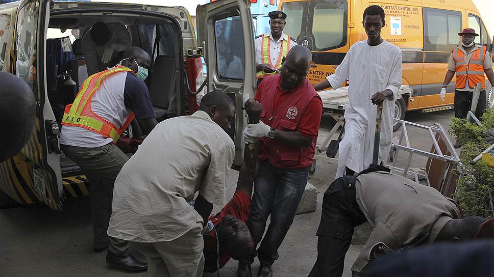 По словам свидетелей, взрывные устройства сработали в утренний час пик, когда на вокзале было много людей