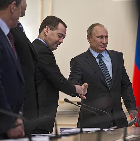 Премьер-министр России Дмитрий Медведев (слева) и президент России Владимир Путин