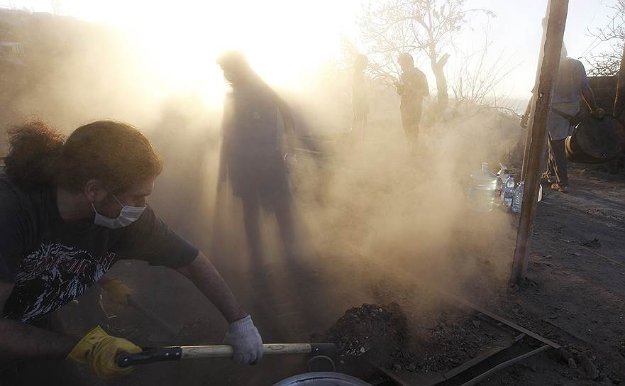 Местные жители устраняют последствия пожара в Вальпараисо, Чили