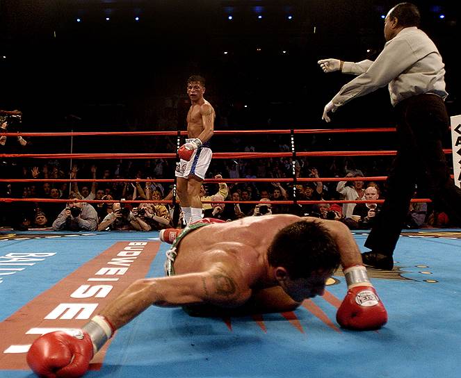 В январе 2004 года Артуро Гатти вышел на ринг с  Джанлукой Бранко (на полу) за вакантный пояс по версии WBC в 1-м полусреднем весе. Гатти одержал победу по очкам