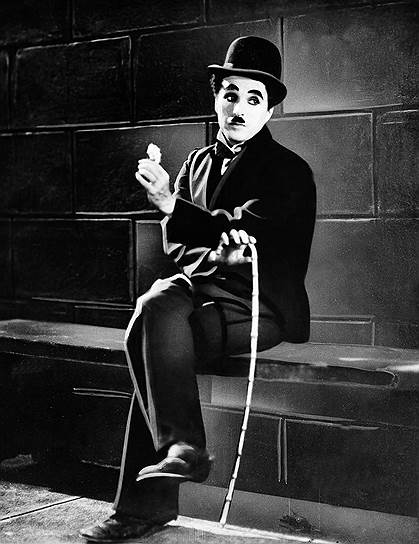 «Чтобы сделать комедию, мне нужен лишь парк, полицейский и красивая девушка»
&lt;br>В США Чаплин перебрался в 1912 году. В составе труппы антрепренера Фреда Карно актер получил предложение о сотрудничестве с киностудией Keystone Studios с зарплатой $150 в неделю. Первый фильм, в котором Чаплин предстал в образе бродяги Чарли, вышел на экраны в 1914 году и назывался «Детские автомобильные гонки». Джентльменские манеры и знаменитую стойку с опорой на трость Чаплин скопировал у своего отца