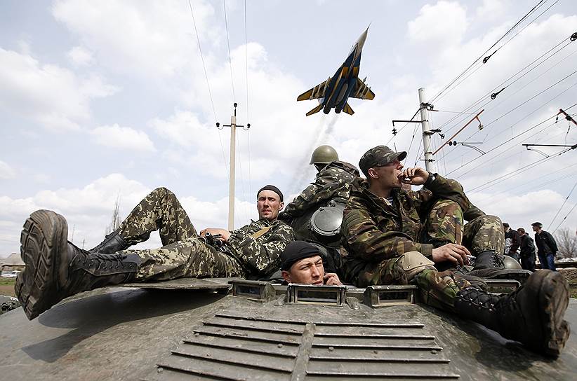 Украинский истребитель пролетает над военными в Краматорске