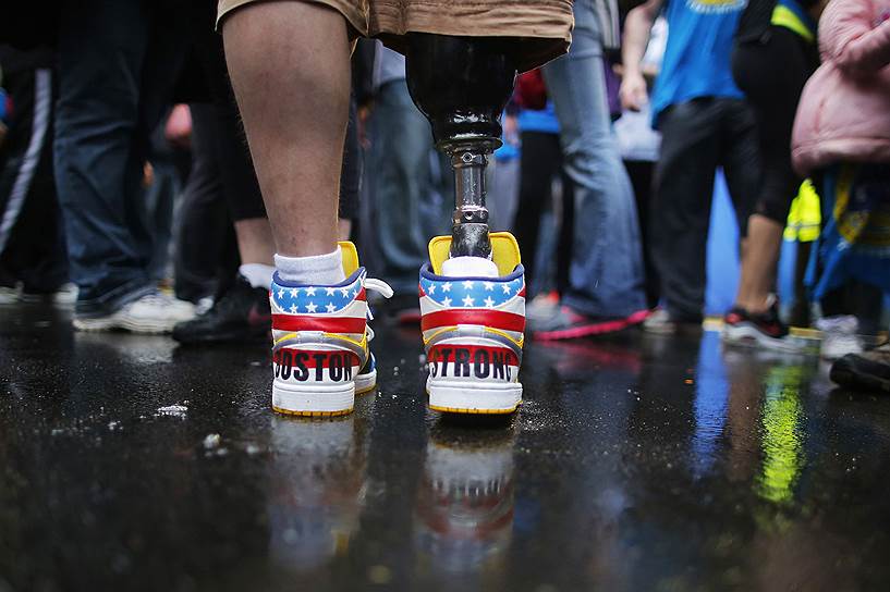 Джей Пи Норден, выживший во время теракта на Бостонском марафоне год назад, во время мемориального мероприятия на месте взрыва