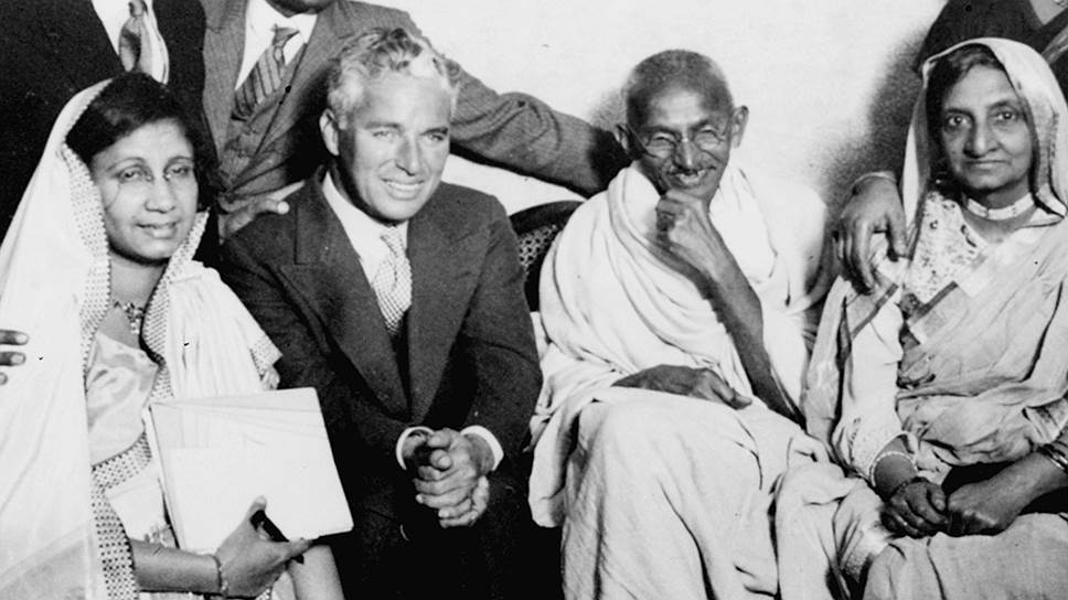 «Ганди и его люди не смущались сидеть передо мной на полу, но я пребывал в смятении, сидя на софе и смотря на Ганди и его коллег сверху вниз»&lt;br>
В 1931 году Чаплин встретился в Махатмой Ганди (на фото второй справа), чьи идеи были близки актеру. Как полагают кинокритики, философия Ганди была отображена в фильме «Великий диктатор», где в финальном монологе парикмахер, выступающий под видом диктатора, говорит о братстве всех людей и взаимопомощи 