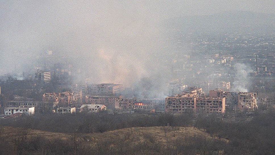После этого боевики перешли к тактике терактов. Первая крупная акция совершена в Чечне 2 июля 2000 года: в результате сразу пяти автомобильных атак шахидов погибли 33 и ранены 84 милиционера. Террористы провели и ряд атак за пределами республики, самыми громкими из которых стали захваты заложников на мюзикле «Норд-Ост» 23-26 октября 2002 года в Москве и в школе №1 в Беслане 1-3 сентября 2004 года
