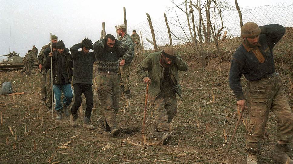 Судьбы 14 человек, входивших перед началом второй чеченской войны в руководство Чеченской Республики Ичкерия, сложились по-разному. Только трое из них погибли в боях с федералами, еще трое эмигрировали. Остальные восемь стали сотрудничать с федеральными властями. Среди них Ибрагим Хултыгов, Магомед Хамбиев и, конечно, Ахмат Кадыров