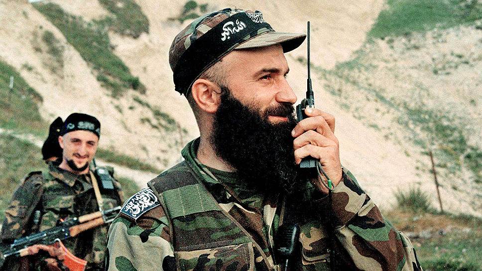 2 августа 1998 года формирования Басаева и Хаттаба пересекли чечено-дагестанскую границу. 7 августа 1999 года в Дагестан из Чечни вторглись более 400 боевиков под руководством Шамиля Басаева (на фото) и Хаттаба. Им удалось захватить пять сел Ботлихского района, в четырех селах Цумадинского района местные ваххабиты объявили о введении шариатского правления. Если первая чеченская война превратила радикальных полевых командиров в реальную силу, с которой так и не смог справиться режим Аслана Масхадова, то вторая в случае их победы могла сделать их лидерами республики