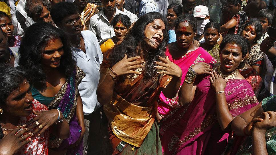 16 апреля Верховный суд Индии принял историческое для страны решение: трансгендеры признаны людьми третьего пола. В решении сказано: «Каждый человек имеет право выбирать свой пол»