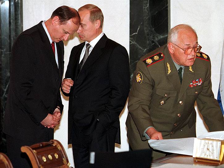 15 сентября министр обороны Игорь Сергеев (на фото справа) доложил премьер-министру Владимиру Путину об освобождении Дагестана