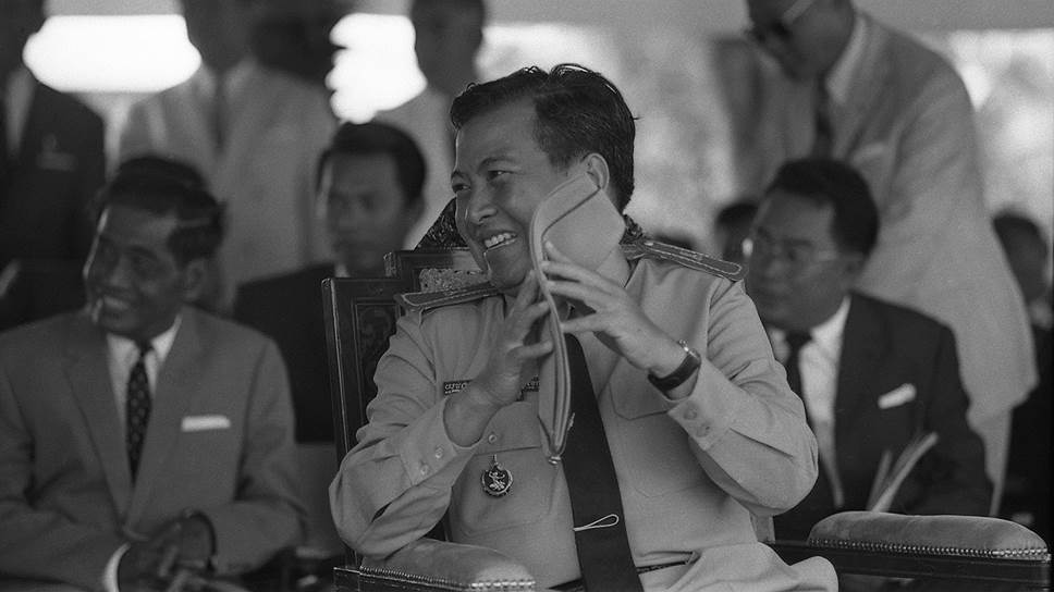 Камбоджа перестала быть колонией Франции только в 1953 году. Женевские соглашения 1954 года положили конец колониальной войне Франции в Индокитае и провозгласили Камбоджу нейтральной страной. Королем был провозглашен Нородом Сианук (на фото), позиционировавший себя как политик левого толка и вначале поддерживаемый большинством населения. Согласно его убеждениям, доминирующая роль в Юго-Восточной Азии должна была остаться за коммунистическим Китаем. В 1965 году по его инициативе были разорваны дипломатические отношения с США 