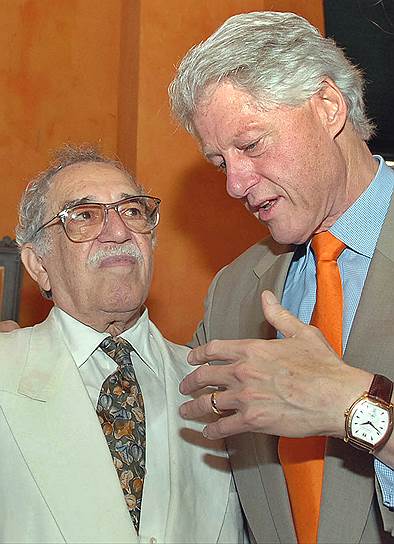В последний раз на публике Габриэль Гарсиа Маркес появился в марте 2014 года, когда вышел из своего дома в Мехико поприветствовать поклонников, отмечавших день рождения писателя &lt;br> На фото: Габриэль Гарсиа Маркес (слева) и экс-президент США Билл Клинтон