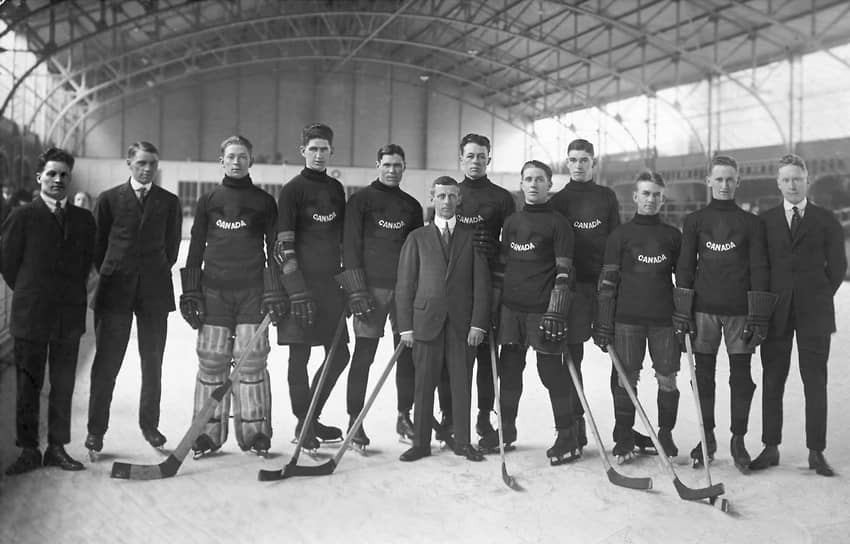 1920 год. Мужской хоккей на льду включили в программу Олимпийских игр. Впервые соревнования прошли на летних играх в Антверпене (Бельгия) &lt;br>
На фото: хоккейная команда Winnipeg Falcons на Олимпийских играх в Антверпене, 1920 год