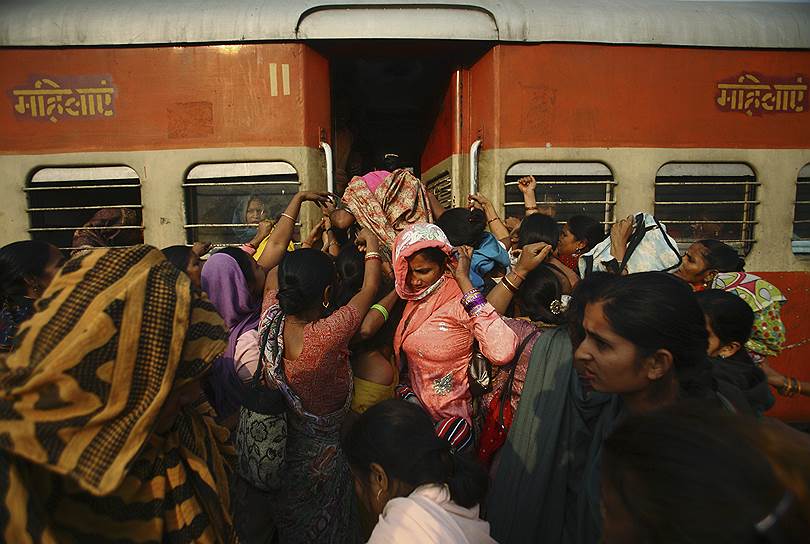 При желании путешествовать по Индии железной дорогой, билеты нужно заказывать заранее. На большинстве железнодорожных станций имеются компьютерные системы, позволяющие резервировать билеты для поездки в любом направлении. В крупных городах есть специальные железнодорожные кассы для иностранцев
