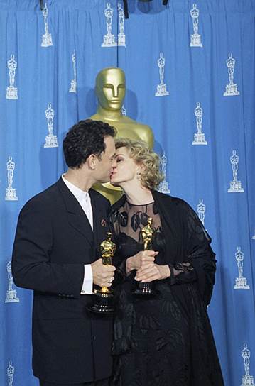 В октябре 2013 года Джессика Лэнг заявила, что может завершить актерскую карьеру&lt;br>На фото: Том Хэнкс с «Оскаром» за главную роль в фильме «Форрест Гамп» и Джессика Лэнг с наградой за «Голубое небо»