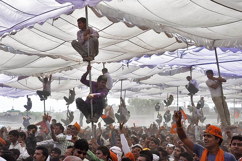 Сторонники кандидата в премьер-министры Индии Нарендры Моди во время предвыборного митинга в Матхуре