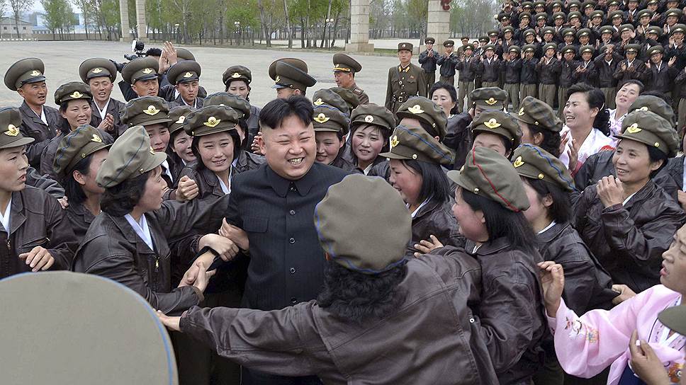 Северокорейский лидер Ким Чон Ын на встрече с офицерами армии в Пхеньяне