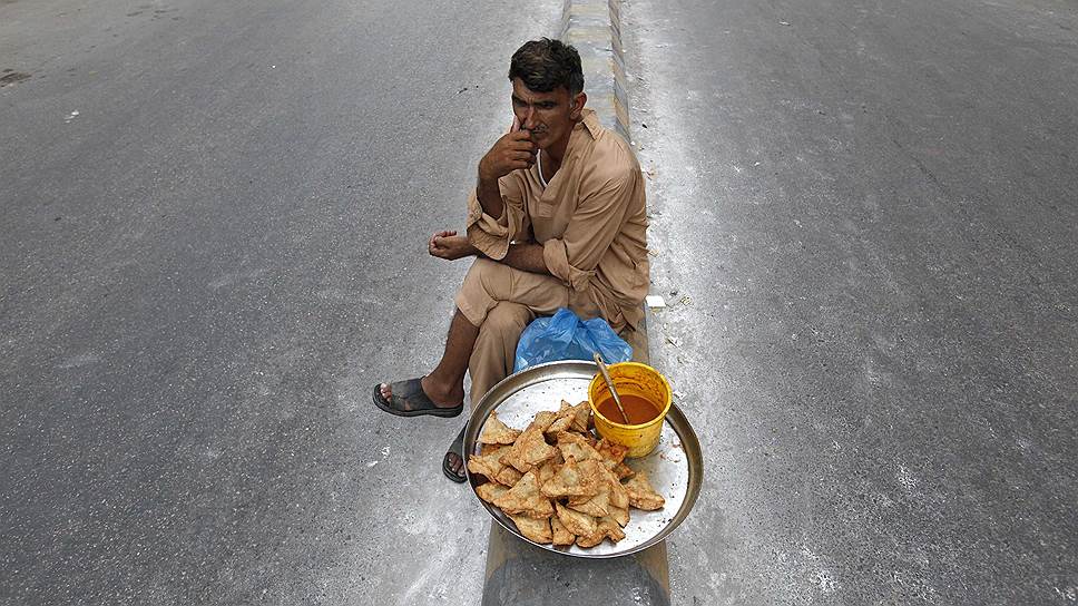 Продавец самсы на дороге в Карачи