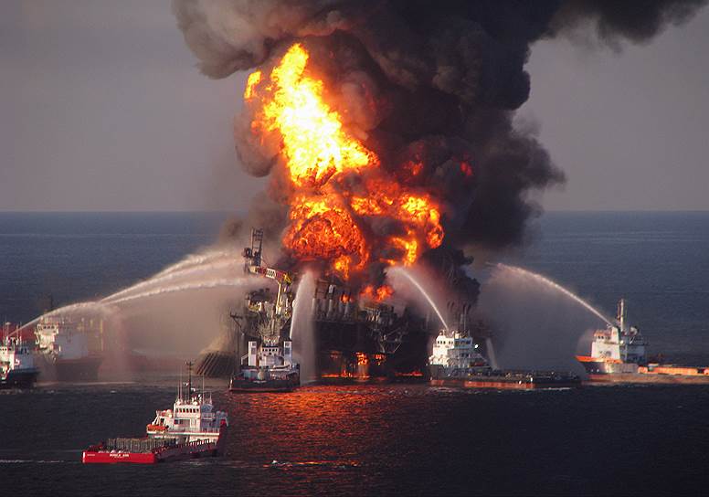 2010 год. Крушение нефтяной платформы после 36-часового пожара в Мексиканском заливе у побережья США