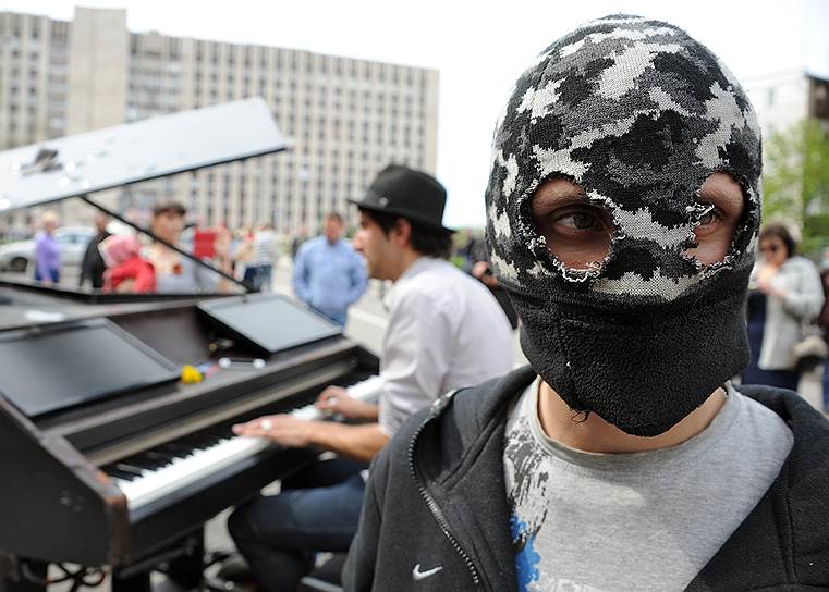 Выступление музыканта на площади в Донецке