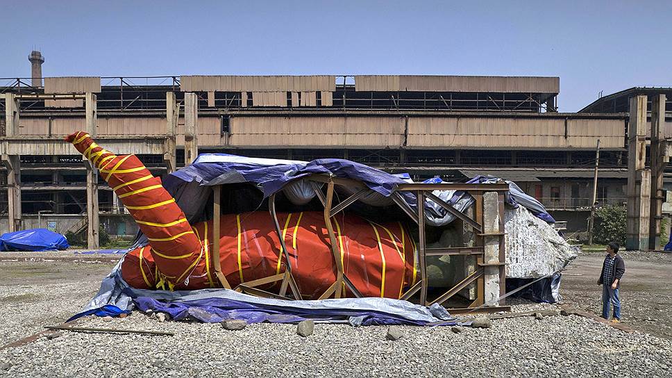 Статуя Мао Цзэдуна, подготовленная к перевозке в музей после сноса в Чунцине