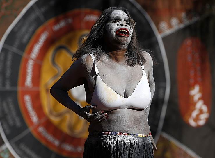 Выступление австралийского аборигена в культурном центре Улуру, организованное для принца Уильяма и Кэтрин, герцогини Кембриджской