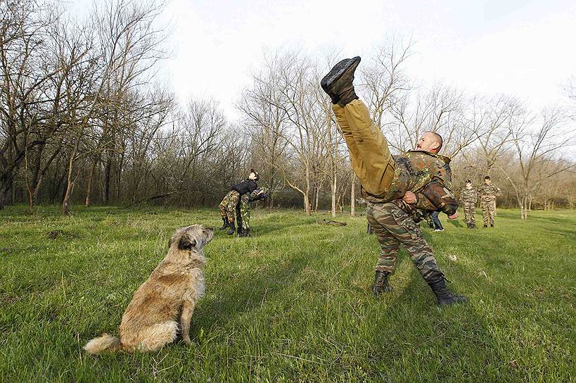 Учащиеся ставропольской кадетской школы им. генерала Ермолова во время полевых учений