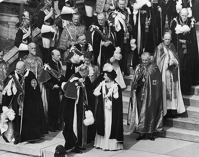 1953 год. Английская королева Елизавета II присвоила рыцарское звание премьер-министру Великобритании Уинстону Черчиллю
