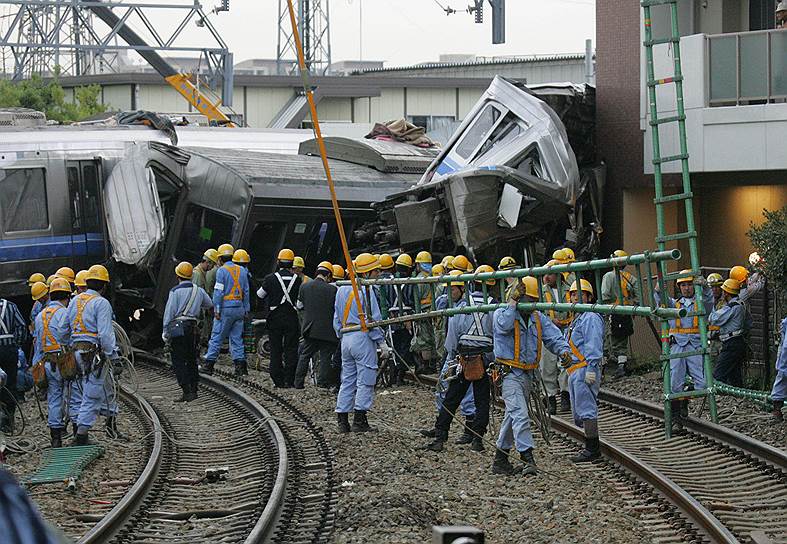 2005 год. Крушение в Амагасаки (Япония): из-за превышения скорости пассажирский поезд сошел с рельсов и врезался в здание многоэтажной парковки. Погибли 107 человек, 562 получили ранения
