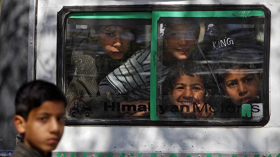 Реакция индийских детей на фотоаппарат корреспондента Reuters в Мерхаме