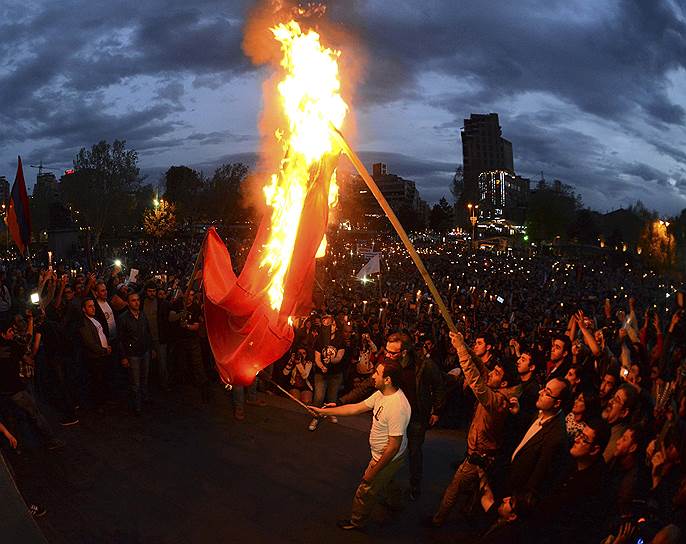 Сжигание демонстрантами турецкого флага во время факельного шествия в Ереване в День памяти жертв геноцида армян