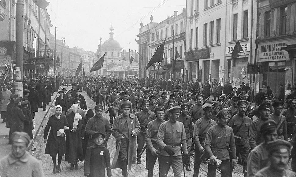 1917 год. Впервые в России свободно отмечается праздник 1 Мая. Активное участие в праздничных демонстрациях и митингах наряду с рабочими принимают солдаты