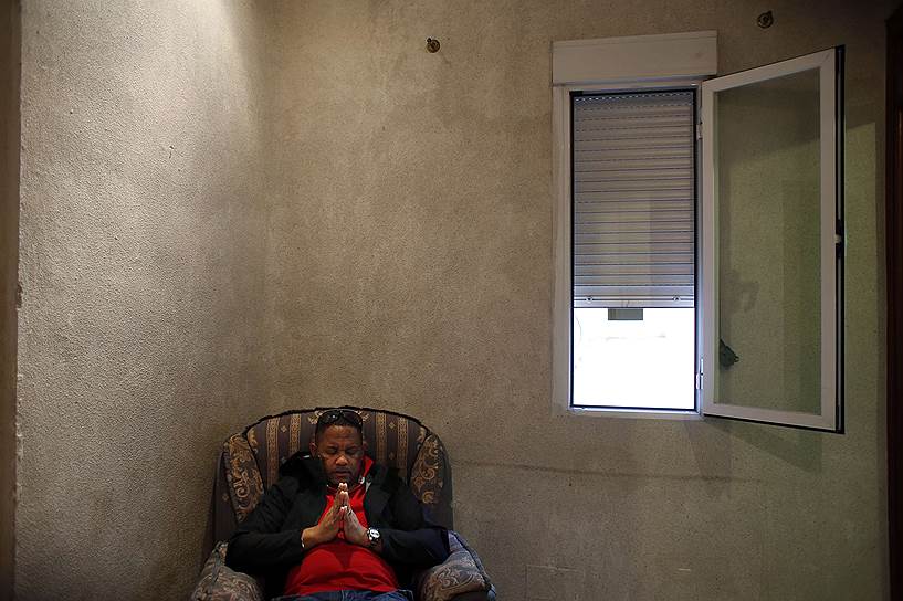 Луис Фернандес, приехавший в Мадрид из Доминиканской республики, молится в ожидании выселения своей семьи из квартиры, которую он арендовал у мошенников с поддельными документами на право владения жилым помещением
