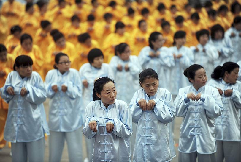 Китайские артисты выполняют упражнение комплекса цигун «Игры пяти зверей» во время представления в Хаочжоу, приуроченного к Дню международной солидарности трудящихся