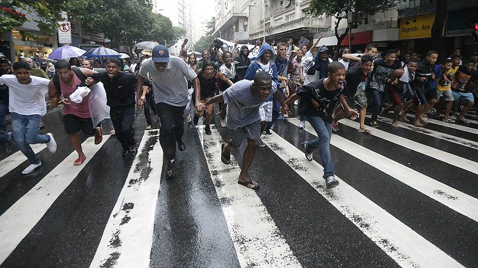 Улицы Копакабаны — главного туристического района Рио-де-Жанейро — были перекрыты жителями фавелы Павао-Паваозиньо, возмущенными гибелью танцора, убитого полицейскими, принявшими его за наркокурьера