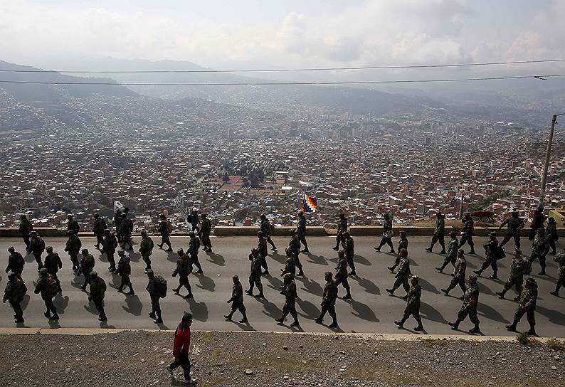 Марш протеста младших чинов боливийской армии в Эль-Альто против низкой заработной платы и дискриминации со стороны вышестоящих офицеров