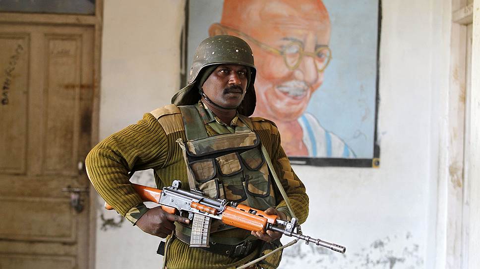 Индийский солдат на посту около избирательного участка в Мерхаме