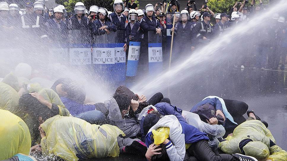 Разгон протестующих в Тайпее против строительства четвертой АЭС на Тайване