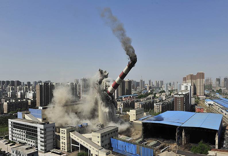 Снос самой высокой трубы ТЭЦ в Шэньяне, провинция Китая Ляонин