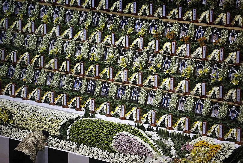 Временный мемориал в Ансане погибшим при крушении парома Sewol у берегов Южной Кореи