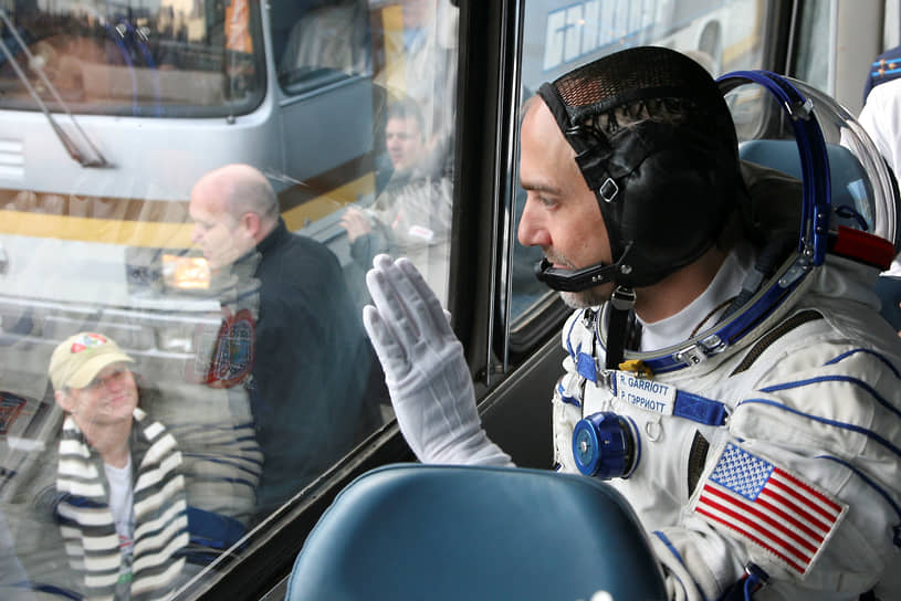 В октябре 2008 года сын американского астронавта Ричард Гэрриот, занимающийся разработкой игр и с детства мечтавший о космосе, отправился туда в качестве туриста на российском корабле «Союз ТМА-13», заплатив $30 млн