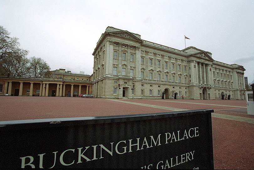 1993 год. Королева Великобритании Елизавета II объявила, что Букингемский дворец будет впервые открыт для туристов, а сбор от продажи входных билетов пойдет на ремонт пострадавшего от пожара Виндзорского замка