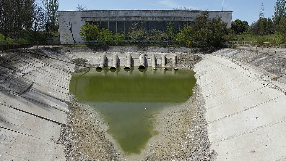 Крымские власти так и не договорились с Украиной о поставках пресной воды по Северо-Крымскому каналу. Как сообщило 26 апреля Госводагентство Украины, управление канала «не получало конкретных предложений» о заключении договоров водоснабжения потребителей полуострова, не решены вопросы задолженности Крыма за воду в объеме 1,7 млн гривен ($155 тыс.). Северо-Крымский канал длиной 403 км был построен в 60-70-х годах XX века для орошения степной части полуострова