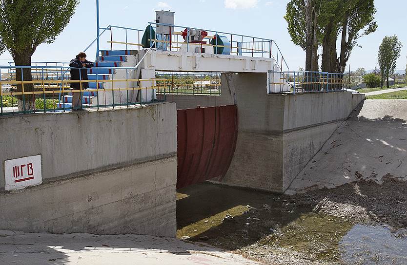 Водообеспечение засушливого Крыма на 80% зависит от поставок днепровской воды с Украины по Северо-Крымскому каналу; основной потребитель — сельское хозяйство, прежде всего рисоводство