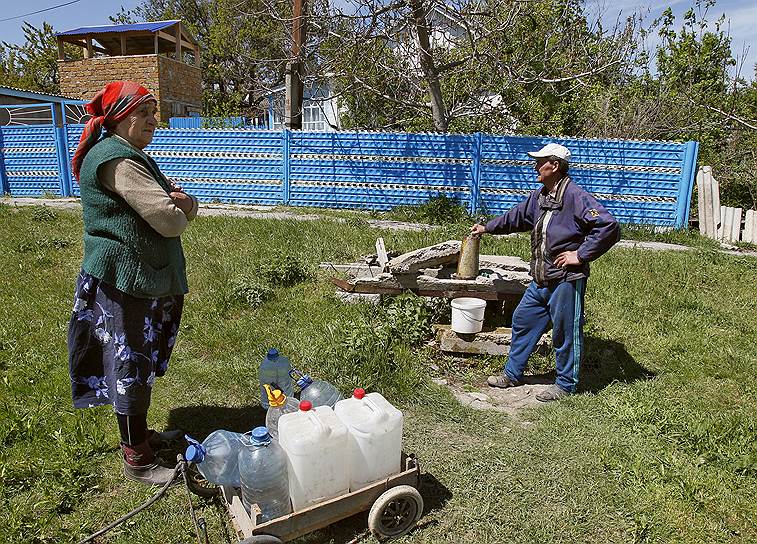 Как заявил глава комитета республики по водохозяйственному строительству и орошаемому земледелию Игорь Вайль, Крым получает 4 кубометра в секунду при потребности 80 кубометров в секунду. Госводагентство Украины приводит другие данные: в Крыму через «преграждающее сооружение N2» идет несанкционированный забор воды расходом 13,8 кубометра в секунду. Куда деваются 10 кубометров в секунду, неизвестно