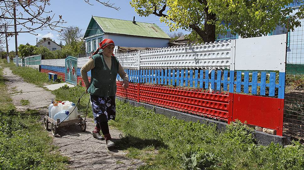 По словам первого вице-премьера Крыма Рустама Темиргалиева, крымские власти уже четыре раза подавали документы на заключение договора на поставку воды, но Госводагентство Украины «дает им обратный ход»