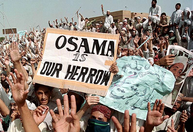 К моменту вывода советских войск в 1989 году бен Ладен был уже весьма влиятельным лицом в джихадистском движении — он имел связи во всем арабском мире&lt;br>На фото: пакистанцы держат баннер в поддержку Осамы бен Ладена