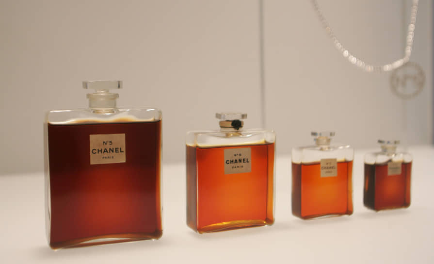 1921 год. Во Франции впервые представлены духи «Chanel No. 5»