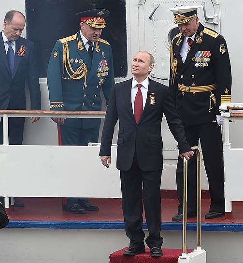 Владимир Путин на катере осмотрел корабли Черноморского флота в Севастопольской бухте, после чего поздравил моряков с годовщиной Великой Победы