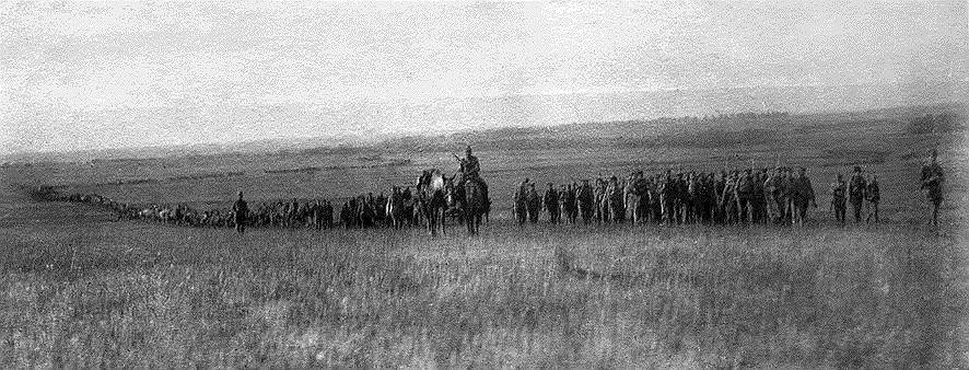 1918 год. Восставшие против большевиков донские казаки и прибывший отряд полковника Михаила Дроздовского освобождают от большевиков Новочеркасск. Окончание похода Первой Отдельной бригады Русских добровольцев из Румынии на Дон, известного как «Дроздовский поход»